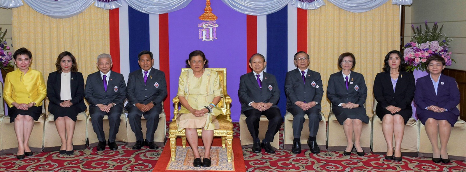 ทรงฉายพระรูปร่วมกับคณะอนุกรรมการโครงการหลัก 3 อ.
