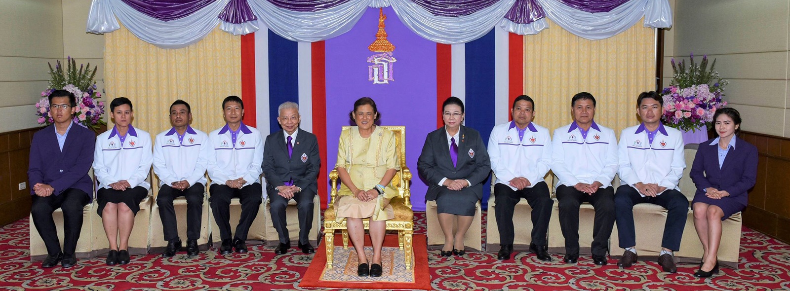 ทรงฉายพระรูปร่วมกับคณะอนุกรรมการโครงการกระโดดเชือกทางเลือกเยาวชนพ้นโรคหัวใจ