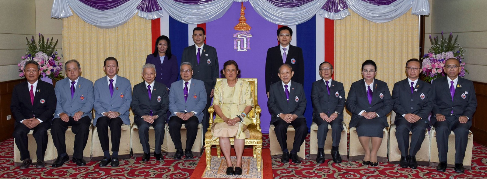 ทรงฉายพระรูปร่วมกับคณะอนุกรรมการโครงการช่วยชีวิตขั้นพื้นฐาน