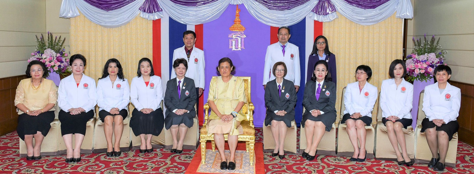 ทรงฉายพระรูปร่วมกับคณะอนุกรรมการโครงการอาหารไทยหัวใจดี